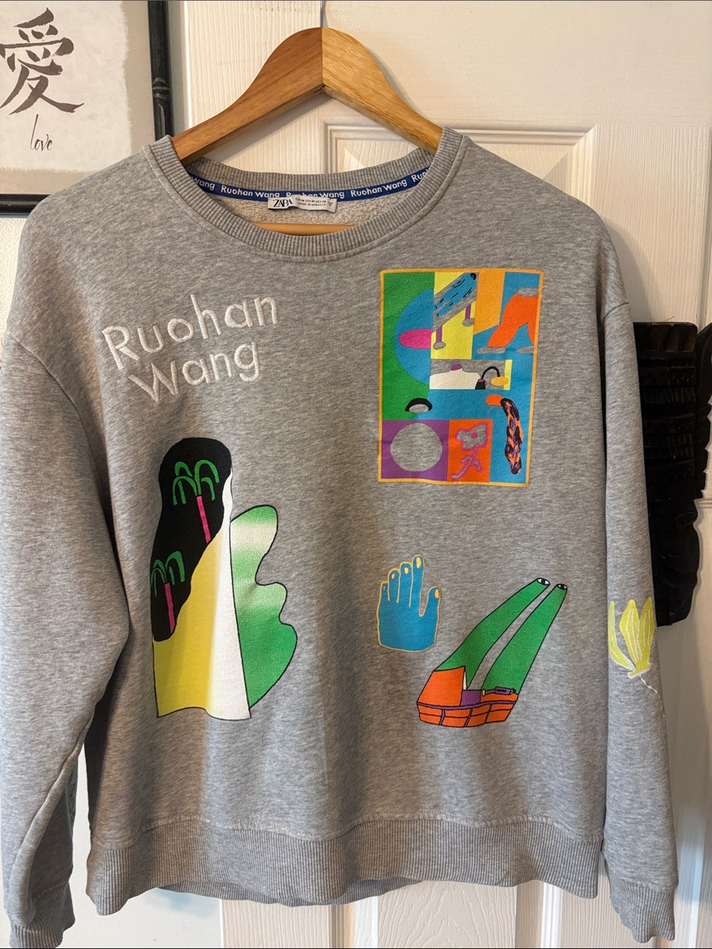 Zara Gray Sweatshirt with Multicolor Graphic Art